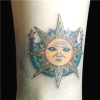 脚踝上的太阳月亮彩色情侣纹身图案